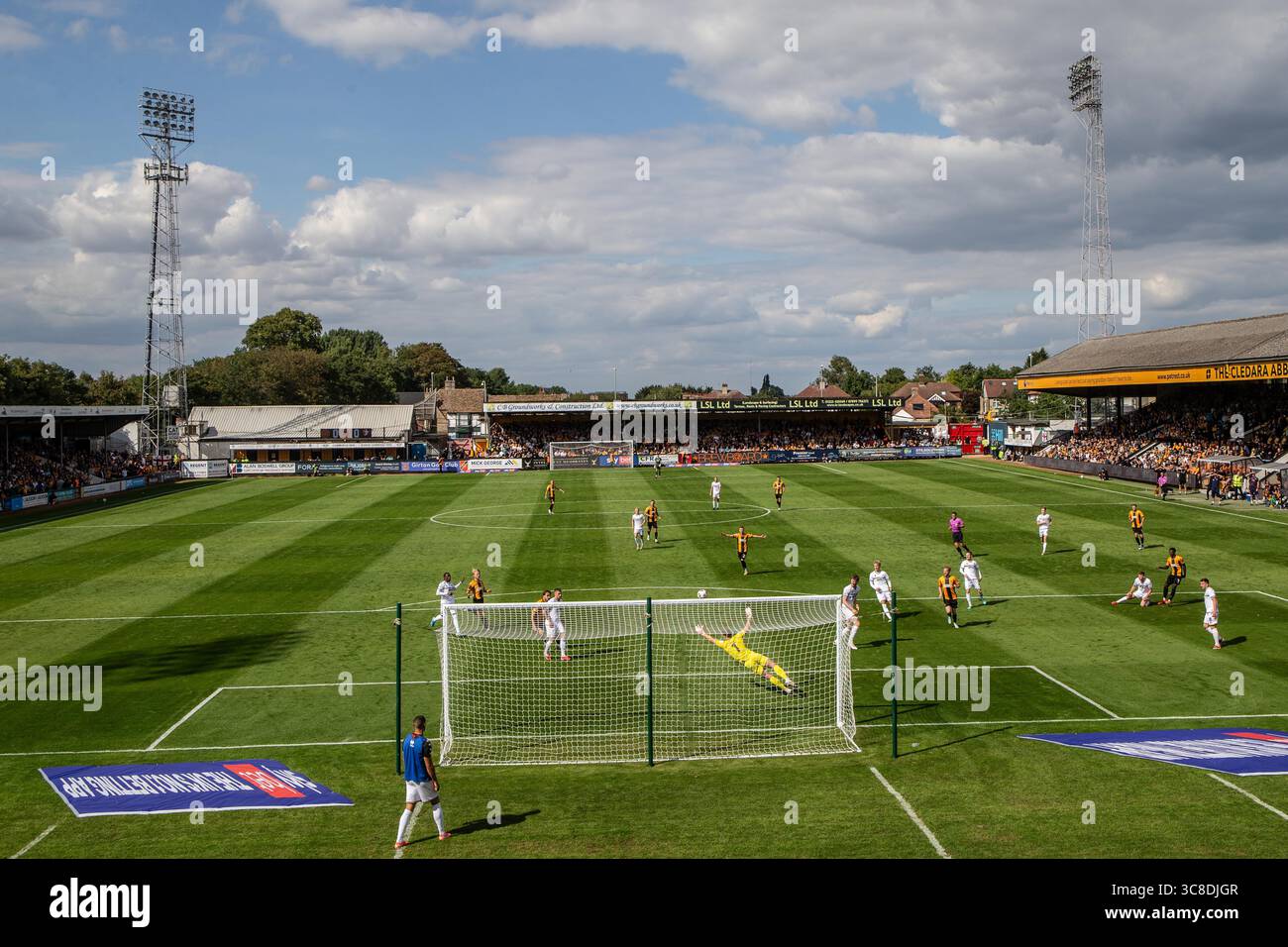 Vista generale della partita di calcio giocata al Cledara Abbey Stadium. Sede del Cambridge United Football Club Foto Stock