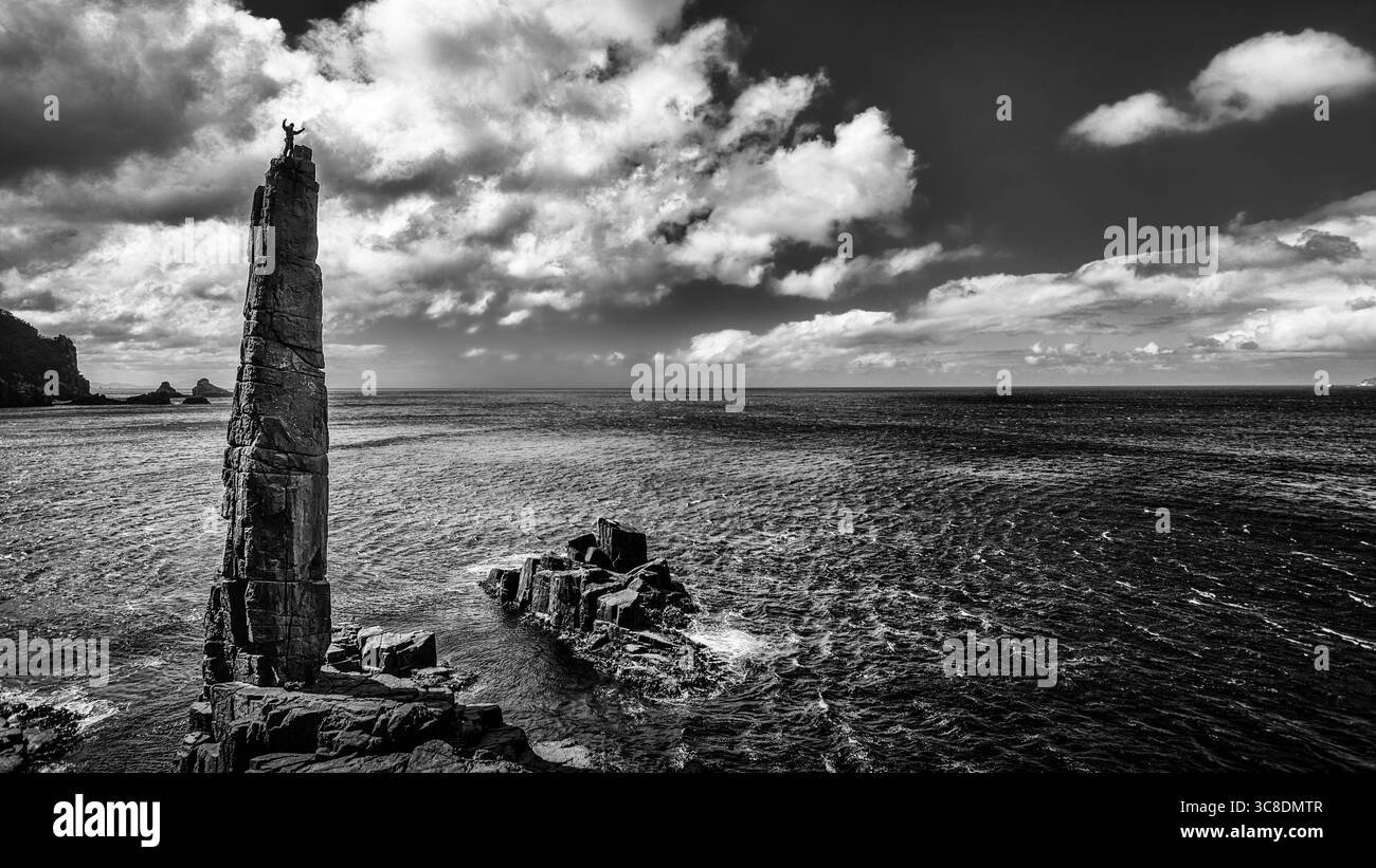 Scalatore sulla cima di una pila di mare (Moai) Foto Stock
