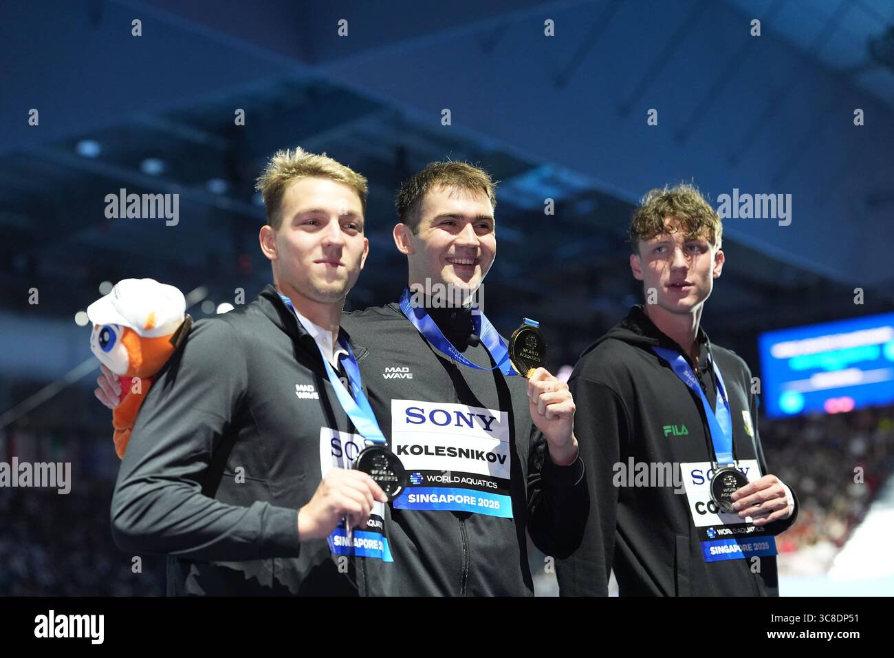 Singapore, Singapore. 3 agosto 2025. Kliment KOLESNIKOV (NAB) ha vinto l'oro nei 50m dorso maschile, Pieter COETZE (RSA) insieme a Pavel SAMUSENKO (NAB) ha ottenuto l'argento al World Aquatics Championship Singapore 2025. Crediti: Ranjith Kumar/Alamy Live News Foto Stock