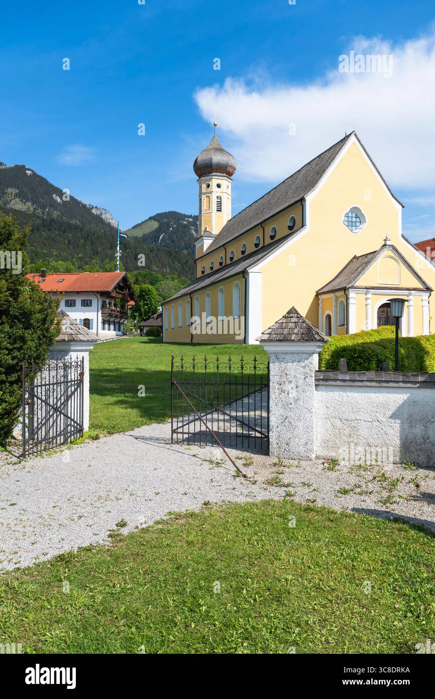 Cancello in ferro battuto all'ingresso del cimitero sulla strada per la chiesa di San Martino a Fischbachau sullo sfondo di una montagna, Baviera, Germania Foto Stock