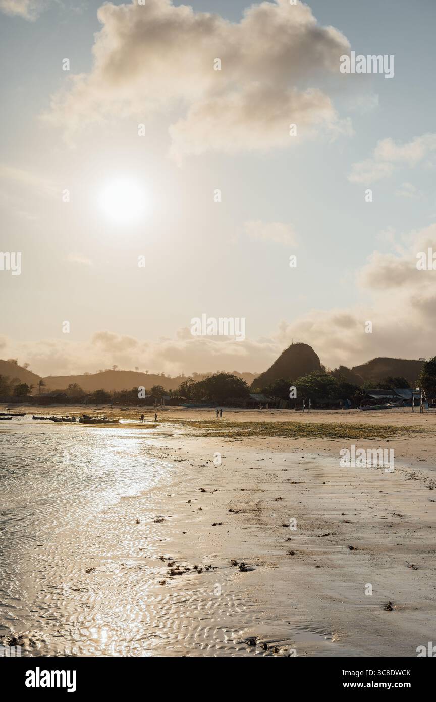 Riflessioni al tramonto su Wet Sand a Tanjung Aan Beach, Lombok Foto Stock