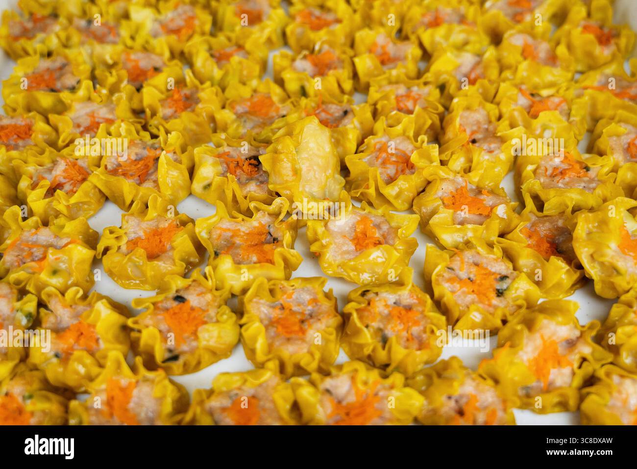 Una grande quantità di gnocchi sui mai appena cotti su un piatto. Foto Stock