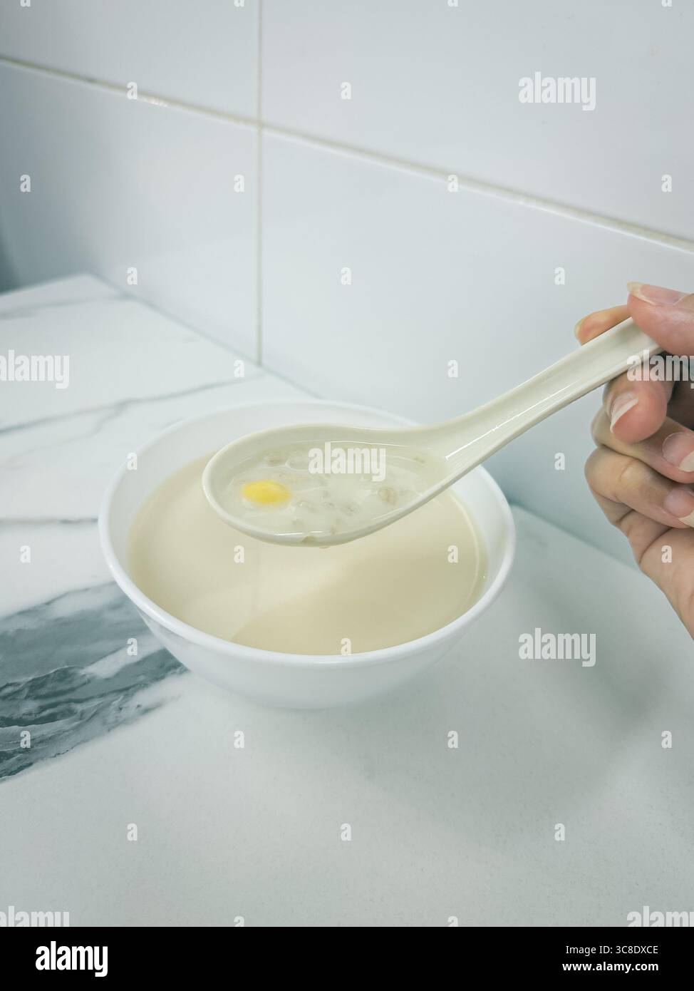 Ciotola di dessert all'orzo con gingko in cima al tavolo. Foto Stock