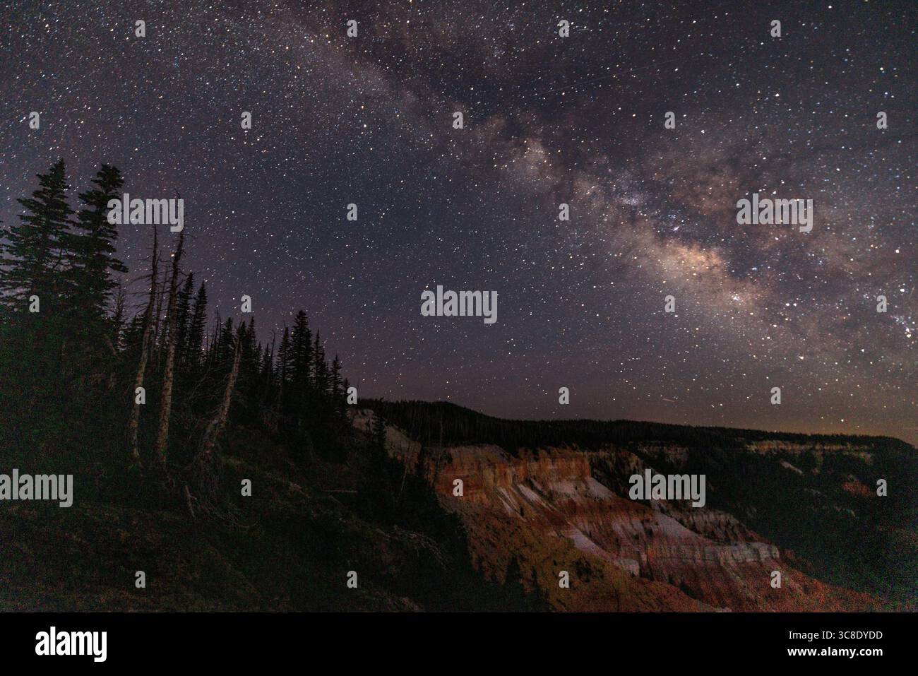 La spettacolare galassia della via Lattea brilla nei cieli bui del Cedar Breaks National Monument, Utah, USA. Foto Stock