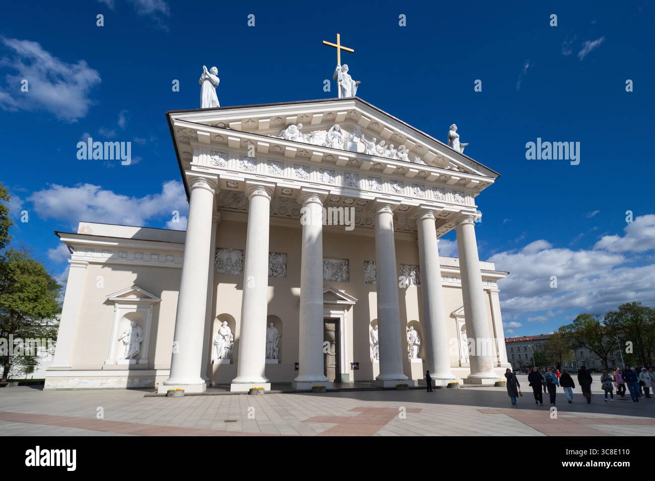 Vilnius, Lituania - aprile 26 2025: Sei colonne doriche: La caratteristica distintiva della facciata della cattedrale di Vilnius Foto Stock Vilnius, Lituania - aprile 26 2025: Sei colonne doriche: La caratteristica distintiva della facciata della cattedrale di Vilnius Foto Stock