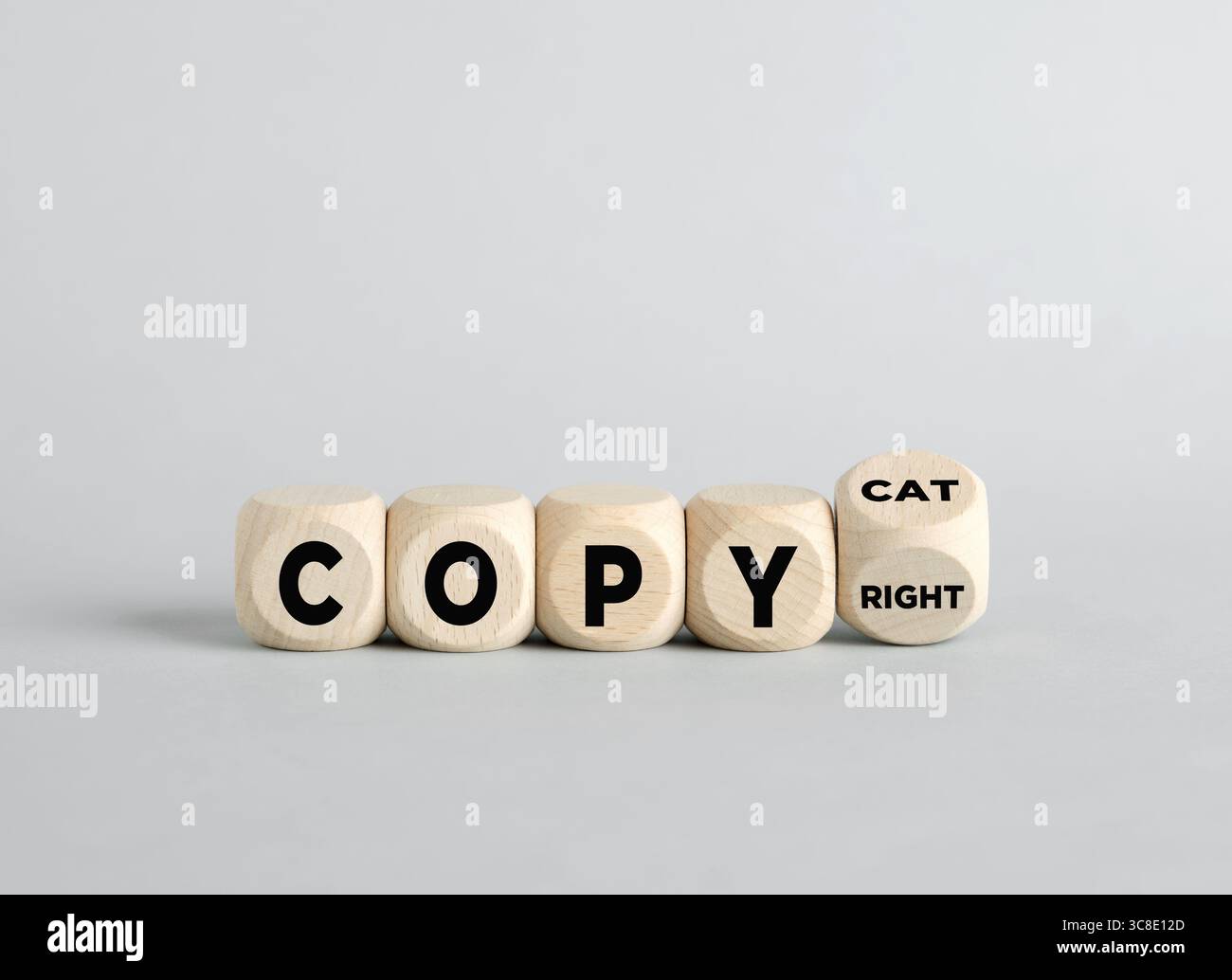 Blocchi di legno disposti per scrivere copyright e copycat evidenziando il concetto di imitazione, violazione contro originalità e copyright. Foto Stock
