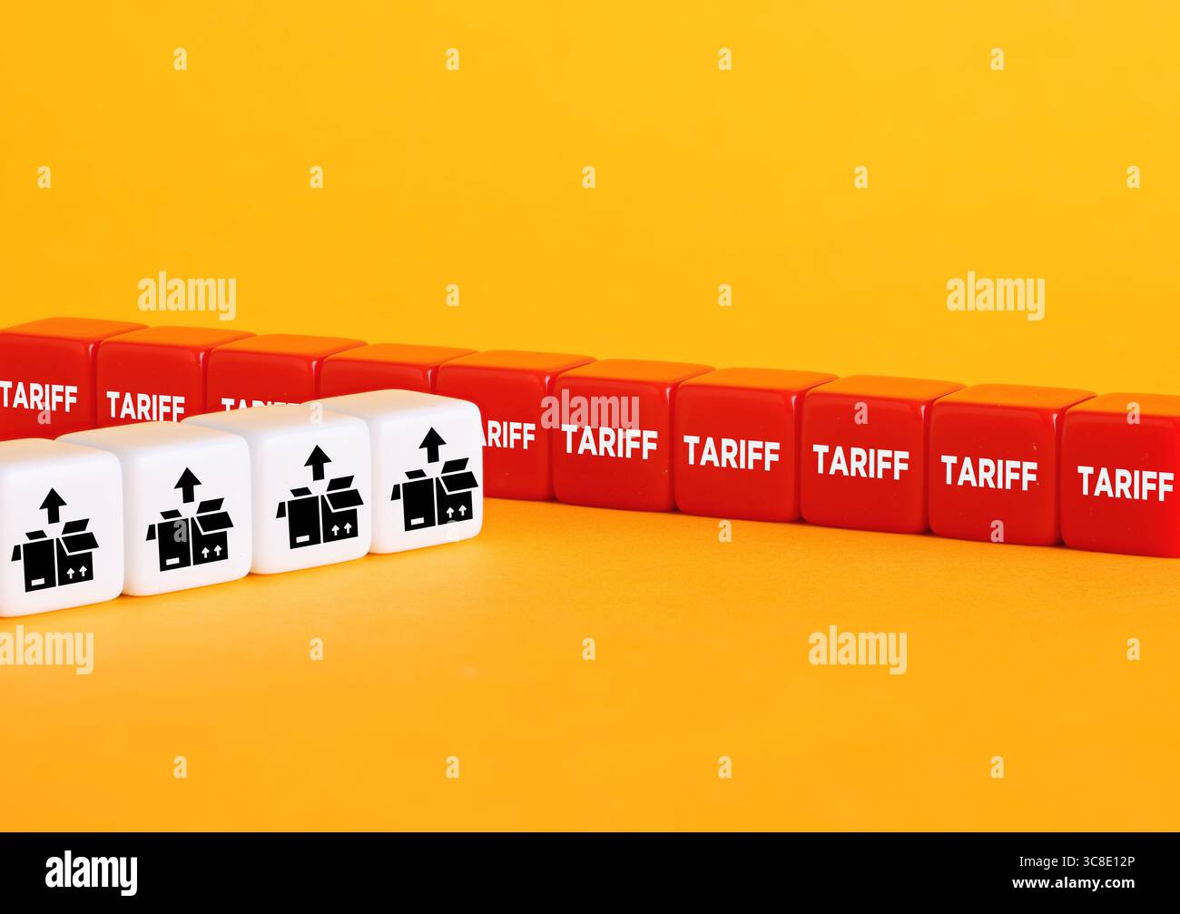 Blocchi bianchi con importazioni e blocchi rossi con la parola tariffa che simboleggia le guerre commerciali e il loro impatto sulle catene di approvvigionamento globali Foto Stock