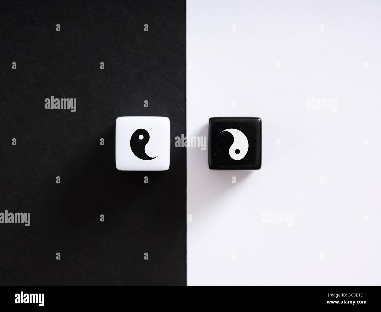 Due dadi con il simbolo yin yang rappresentano l'equilibrio e l'armonia delle forze opposte, incarnando concetti di dualità e unità Foto Stock