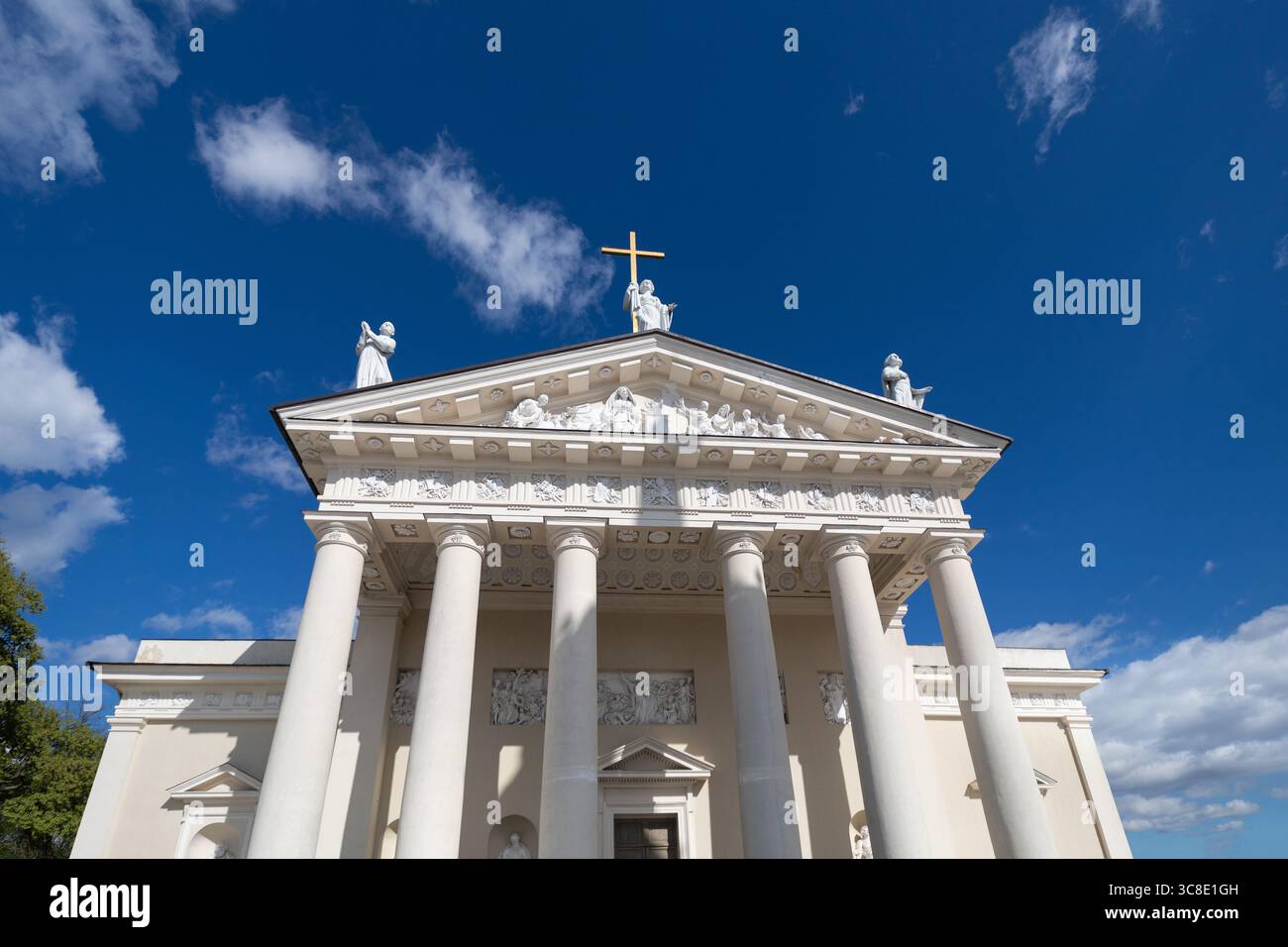 Vilnius, Lituania - aprile 26 2025: Sei colonne doriche: La caratteristica distintiva della facciata della cattedrale di Vilnius Foto Stock Vilnius, Lituania - aprile 26 2025: Sei colonne doriche: La caratteristica distintiva della facciata della cattedrale di Vilnius Foto Stock