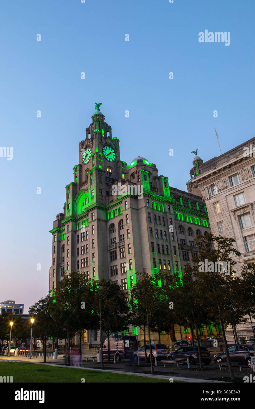 Il Royal Liver Building, magnificamente illuminato, si trova sul lungomare di Pier Head a Liverpool, Regno Unito. Foto Stock