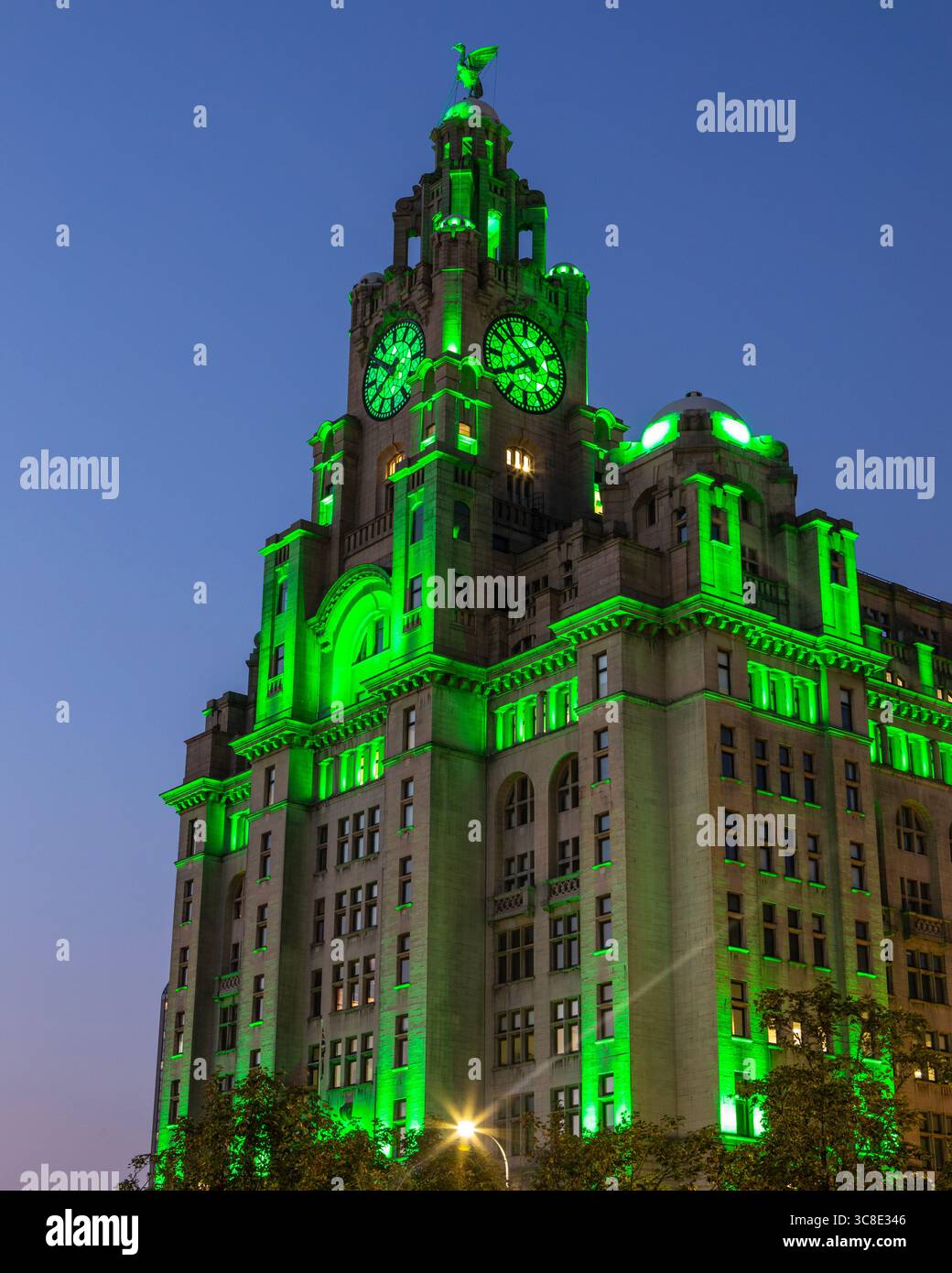Il Royal Liver Building, magnificamente illuminato, si trova sul lungomare di Pier Head a Liverpool, Regno Unito. Foto Stock