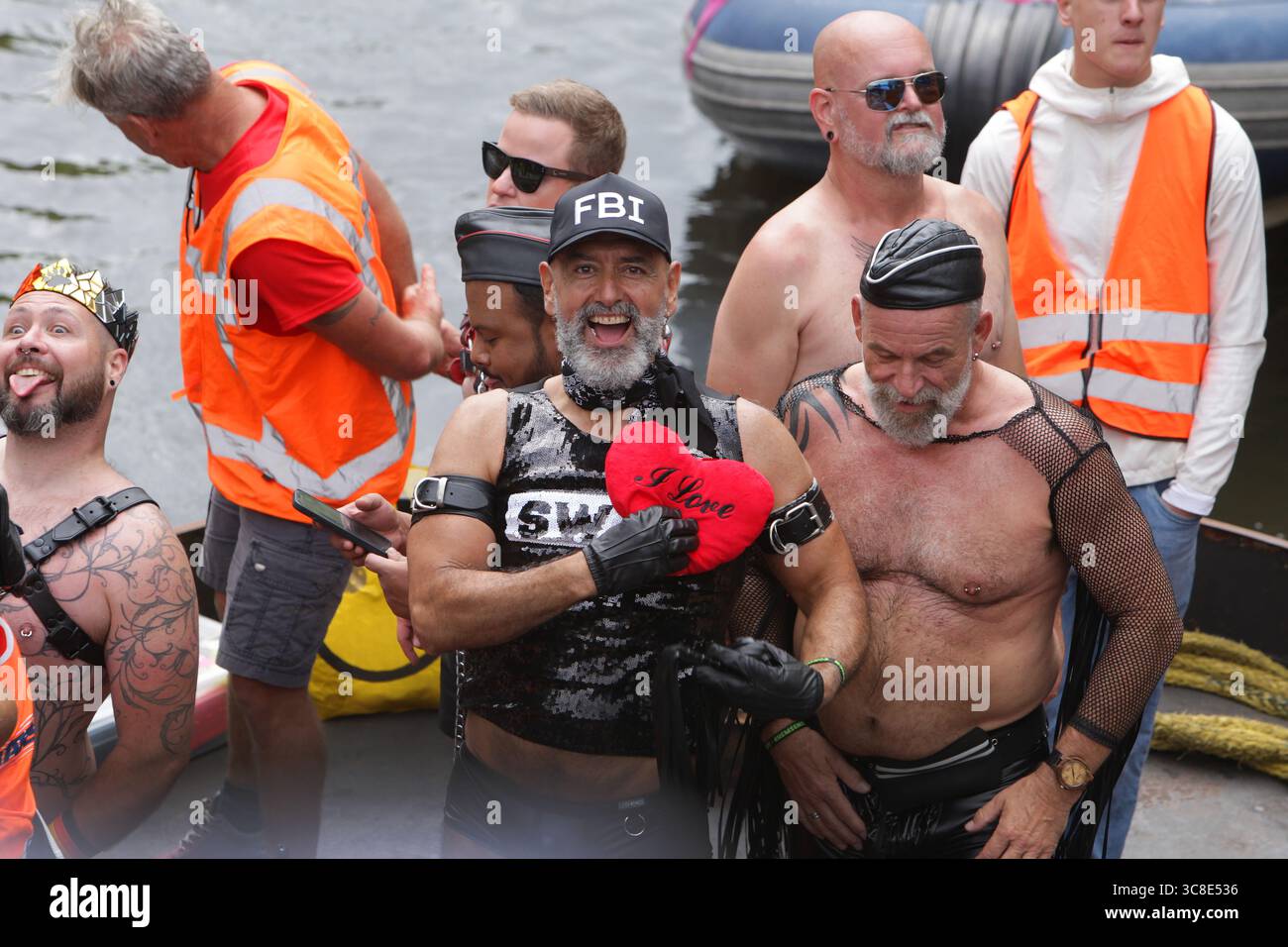 I rivelatori a bordo della barca celebrano la parata del canale LGBTQIA+ sul canale Prinsengracht con il tema di quest'anno "AMORE" durante il Gay Pride Amsterdam ad Augu Foto Stock