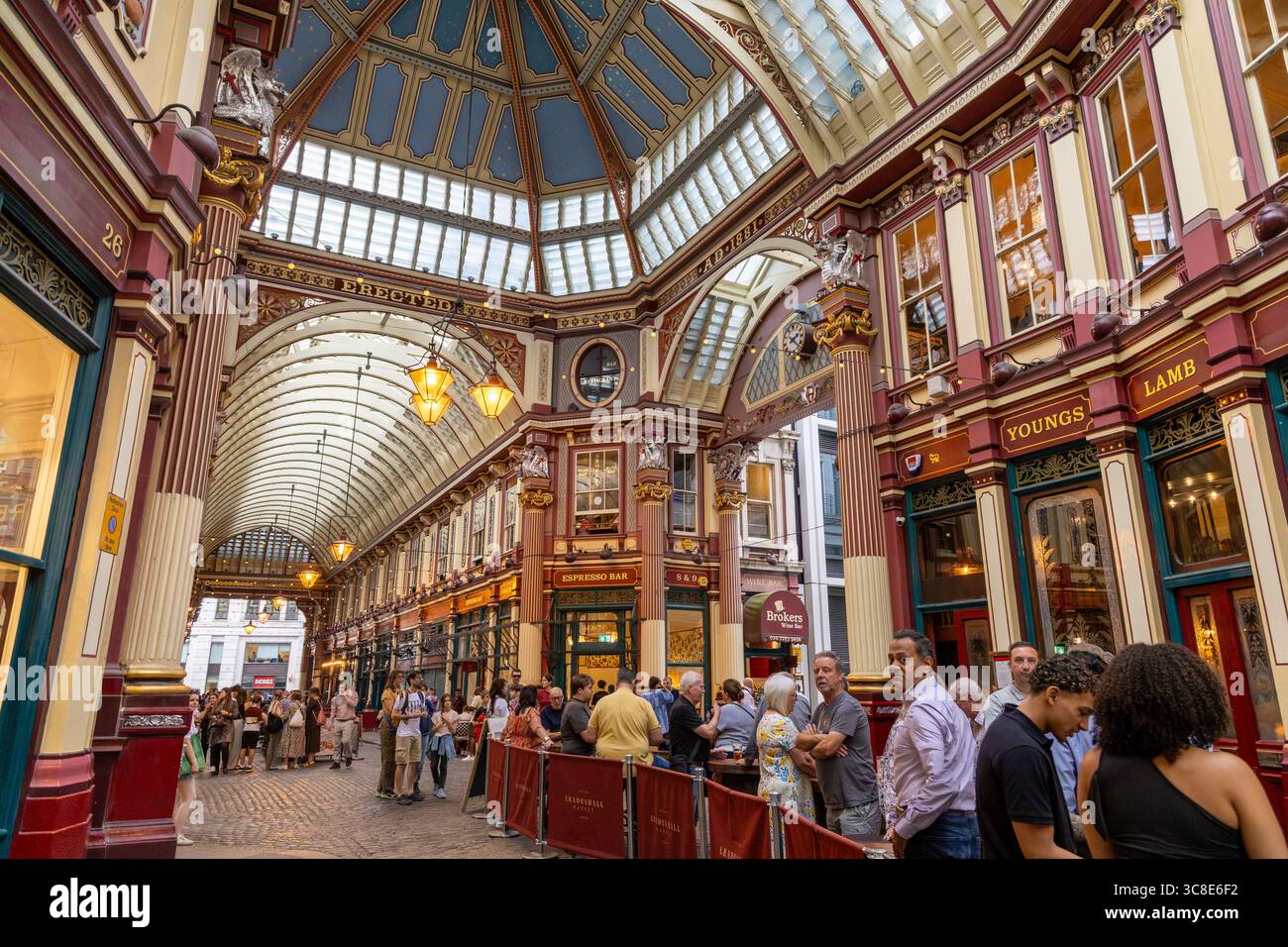 Leadenhall Market nella City di Londra, progettato da Horace Jones nel 1881 Foto Stock