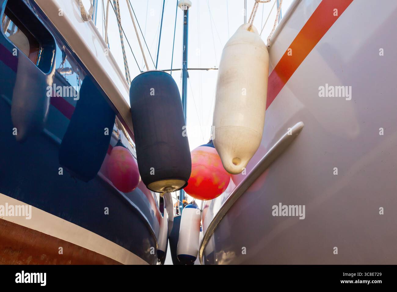 Due yacht a vela accostati tra loro sui parafanghi. Foto Stock
