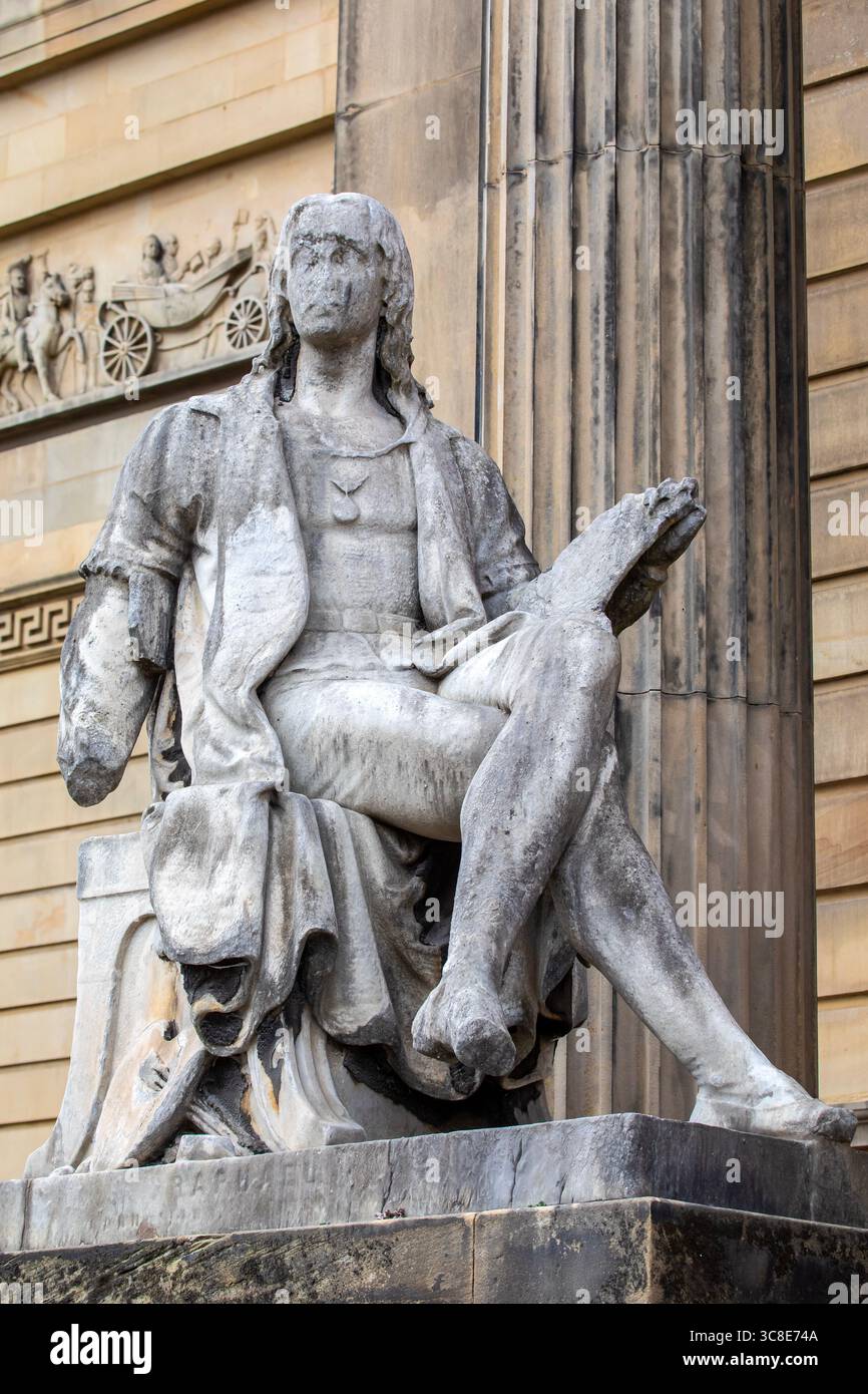 Liverpool, Regno Unito - 20 settembre 2024: Scultura in marmo dell'artista italiano Raffaello, situata all'ingresso della Walker Art Gallery nella città di Live Foto Stock