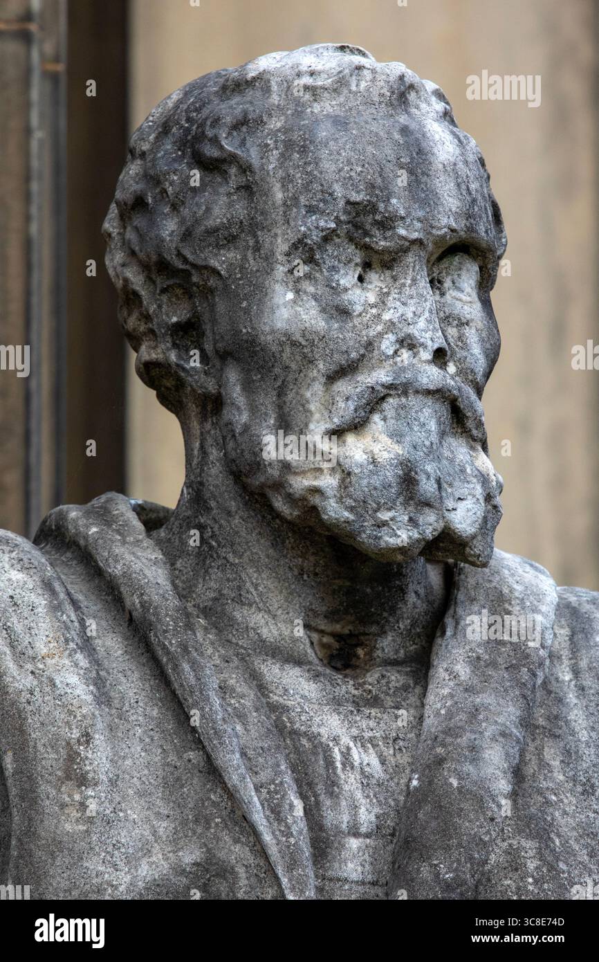 Liverpool, Regno Unito - 20 settembre 2024: Scultura in marmo dell'artista italiano Michelangelo, situata all'ingresso della Walker Art Gallery nella città di Foto Stock