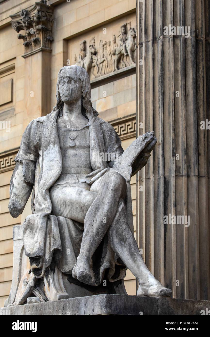 Liverpool, Regno Unito - 20 settembre 2024: Scultura in marmo dell'artista italiano Raffaello, situata all'ingresso della Walker Art Gallery nella città di Live Foto Stock
