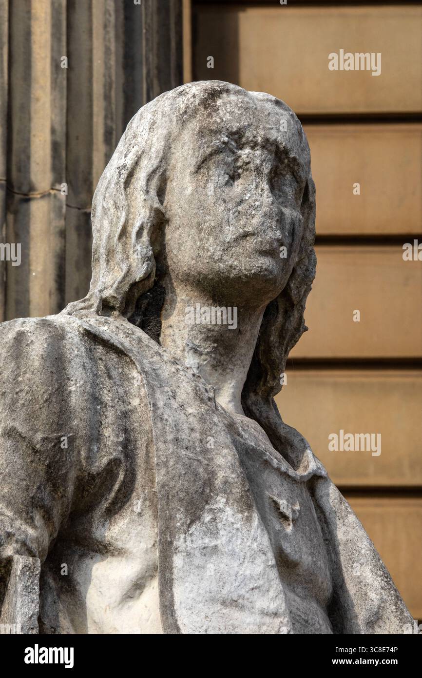 Liverpool, Regno Unito - 20 settembre 2024: Scultura in marmo dell'artista italiano Raffaello, situata all'ingresso della Walker Art Gallery nella città di Live Foto Stock
