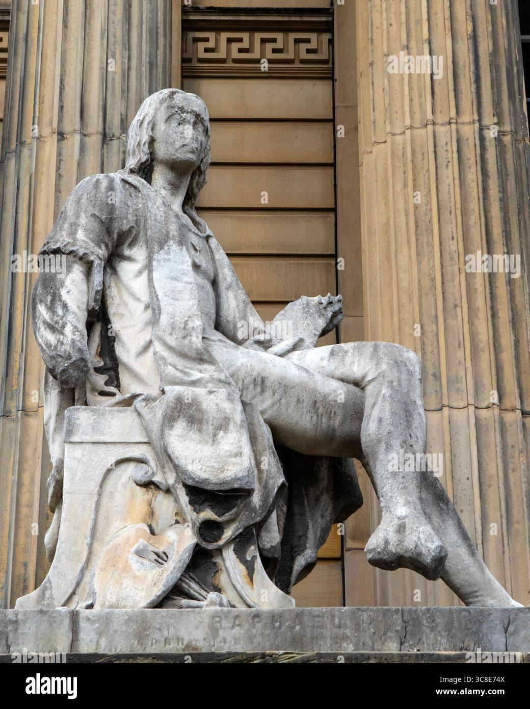 Liverpool, Regno Unito - 20 settembre 2024: Scultura in marmo dell'artista italiano Raffaello, situata all'ingresso della Walker Art Gallery nella città di Live Foto Stock
