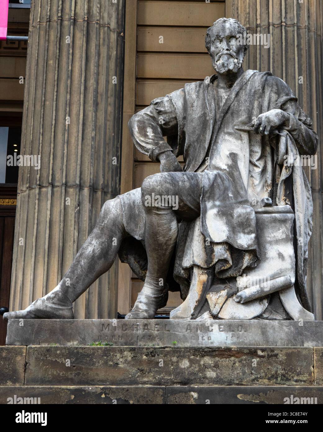 Liverpool, Regno Unito - 20 settembre 2024: Scultura in marmo dell'artista italiano Michelangelo, situata all'ingresso della Walker Art Gallery nella città di Foto Stock