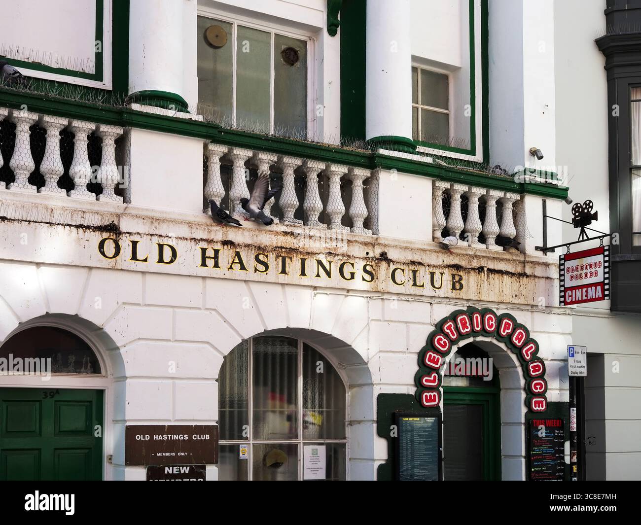 Old Hastings Club e Electric Palace, cinema locale indipendente sulla High Street nella città vecchia di Hastings, East Sussex, Inghilterra Foto Stock