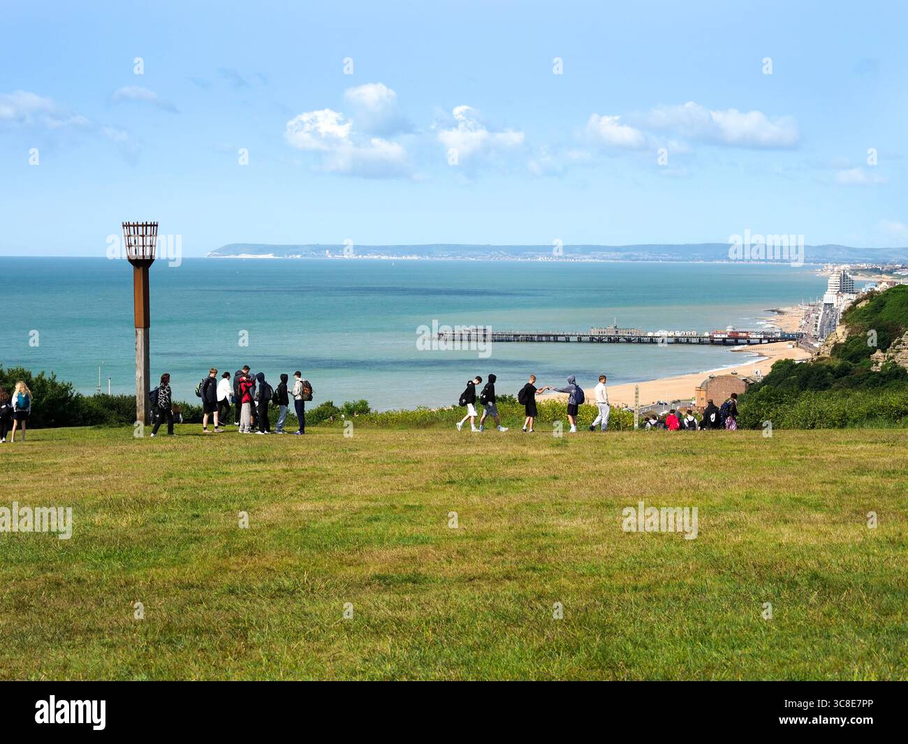 Gente al Beacon su East Hill e vista verso il molo di Hastings East Sussex, Inghilterra Foto Stock