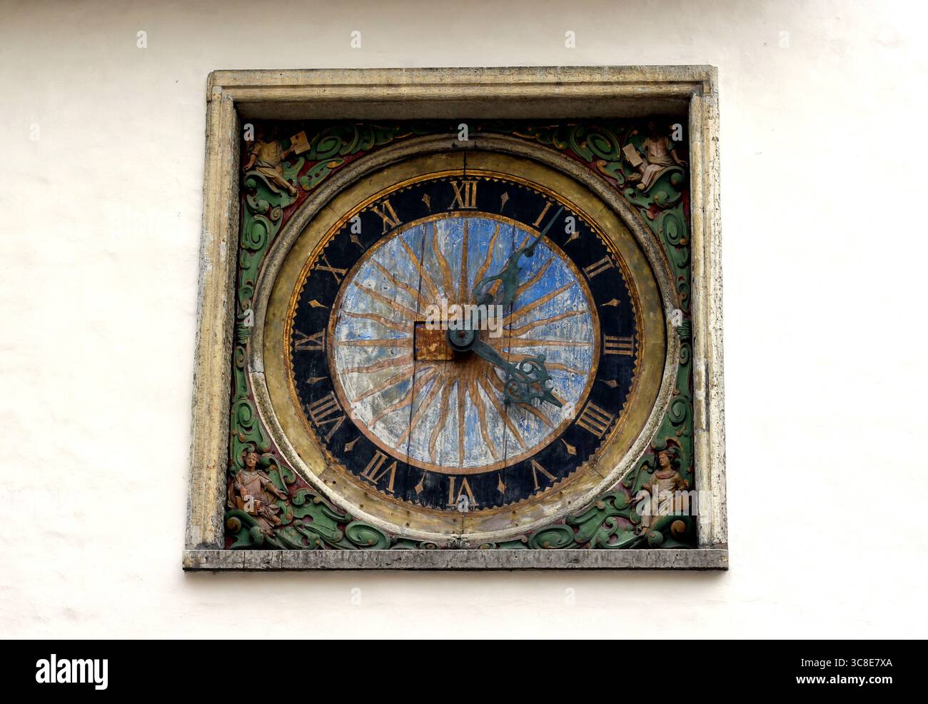 Orologio ornato sulla chiesa dello Spirito Santo, nella città vecchia di Tallinn. È il più antico orologio pubblico della città e risale al XVII secolo Foto Stock