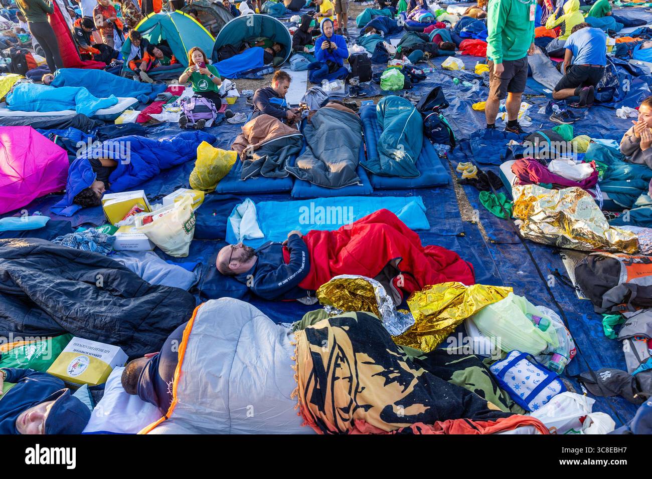 Roma, Italia. 4 agosto 2025. **NO LIBRI** Italia, Roma, Vaticano, 2025/8/3.fedeli che partecipano al Giubileo dei giovani nel quartiere Tor Vergata di Roma, nell'ambito del Giubileo della Gioventù. Papa Leone XIV ha presieduto una messa finale a Roma per oltre un milione di giovani, il culmine di un pellegrinaggio giovanile che ha attirato cattolici da tutto il mondo. Fotografia di CLAUDIO ASQUINI / Catholic Press Photo Credit: Agenzia fotografica indipendente / Alamy Live News Foto Stock