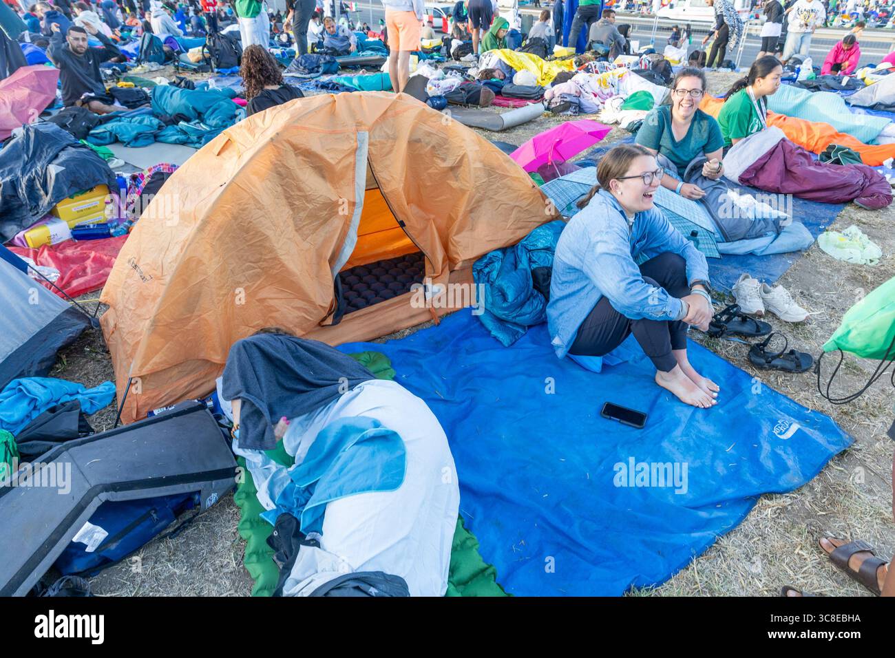Roma, Italia. 4 agosto 2025. **NO LIBRI** Italia, Roma, Vaticano, 2025/8/3.fedeli che partecipano al Giubileo dei giovani nel quartiere Tor Vergata di Roma, nell'ambito del Giubileo della Gioventù. Papa Leone XIV ha presieduto una messa finale a Roma per oltre un milione di giovani, il culmine di un pellegrinaggio giovanile che ha attirato cattolici da tutto il mondo. Fotografia di CLAUDIO ASQUINI / Catholic Press Photo Credit: Agenzia fotografica indipendente / Alamy Live News Foto Stock