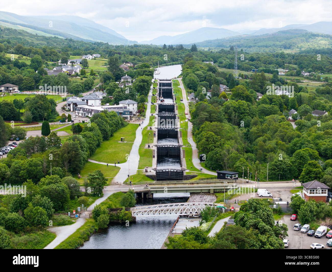 Veduta aerea della Scala di Nettuno, del ponte stradale e ferroviario, del canale Caledonian, Fort William, Scozia, Regno Unito Foto Stock