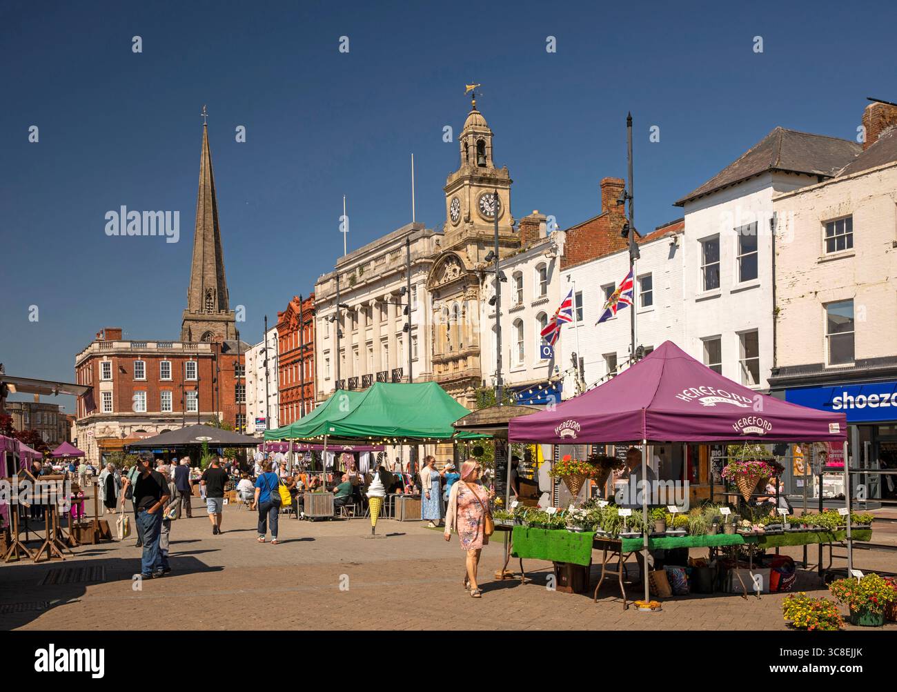 UK, Herefordshire, Hereford, High Town, mercato all'aperto di fronte all'edificio del mercato del burro Foto Stock