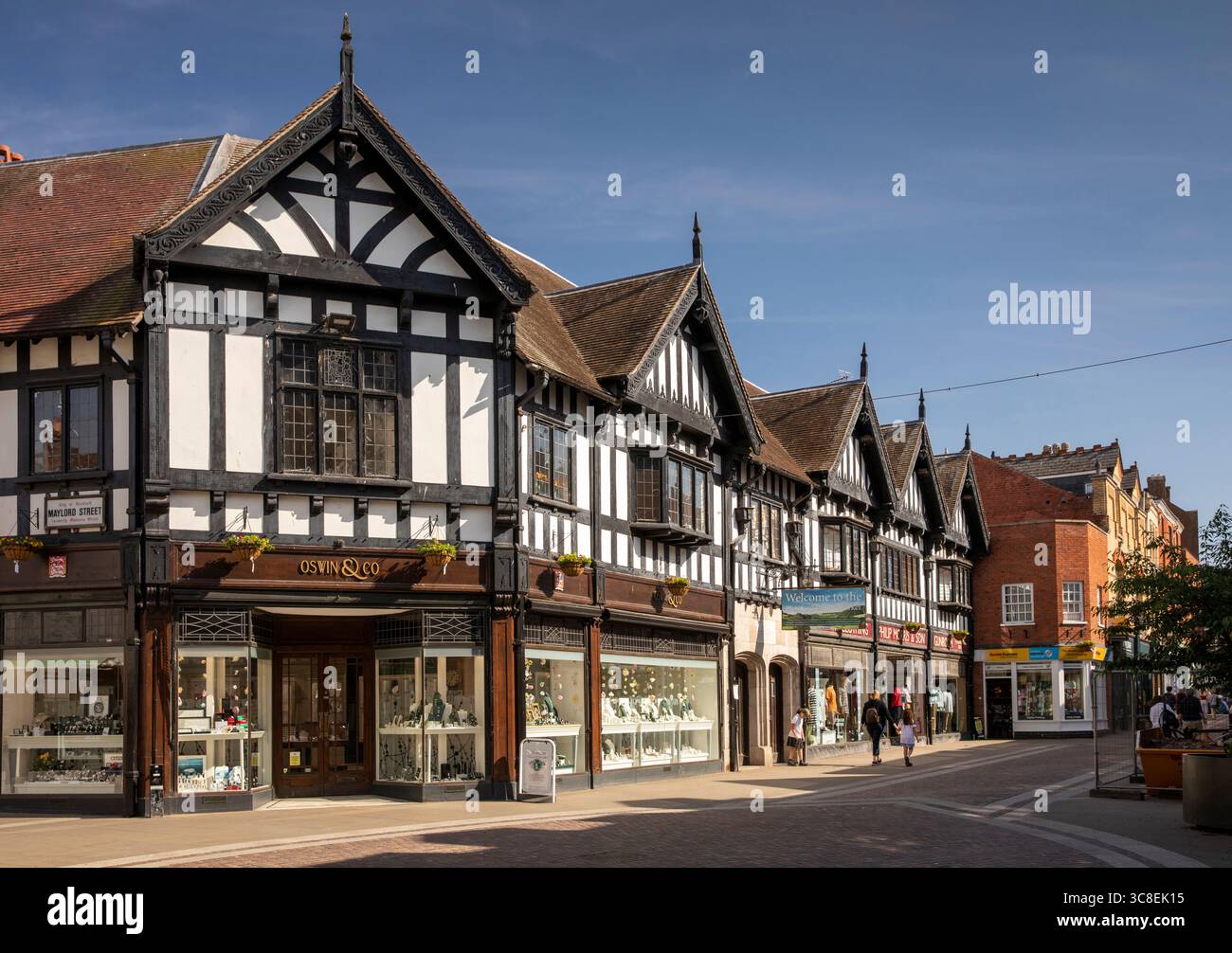 Regno Unito, Herefordshire, Hereford, Widemarsh Street, negozi in edifici incorniciati in legno Foto Stock