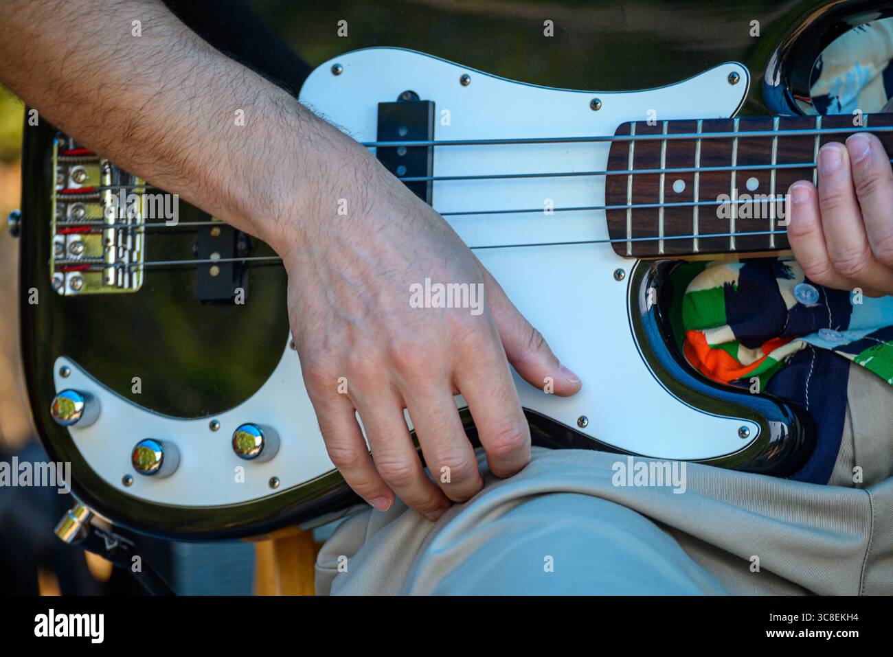 Suonare un basso con un'attenzione particolare alle mani. Mani che giocano. Foto Stock