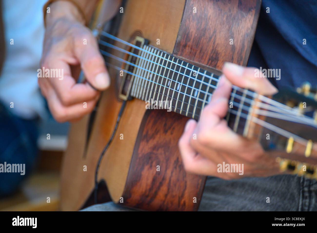 Un musicista che suona una chitarra acustica. Spettacolo musicale. Foto Stock