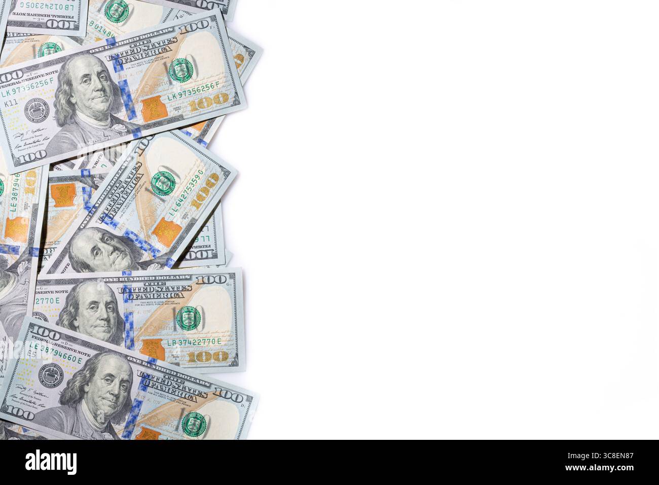 Un mucchio di cento dollari come sfondo finanziario libera spazio libero isolato su sfondo bianco. Foto Stock