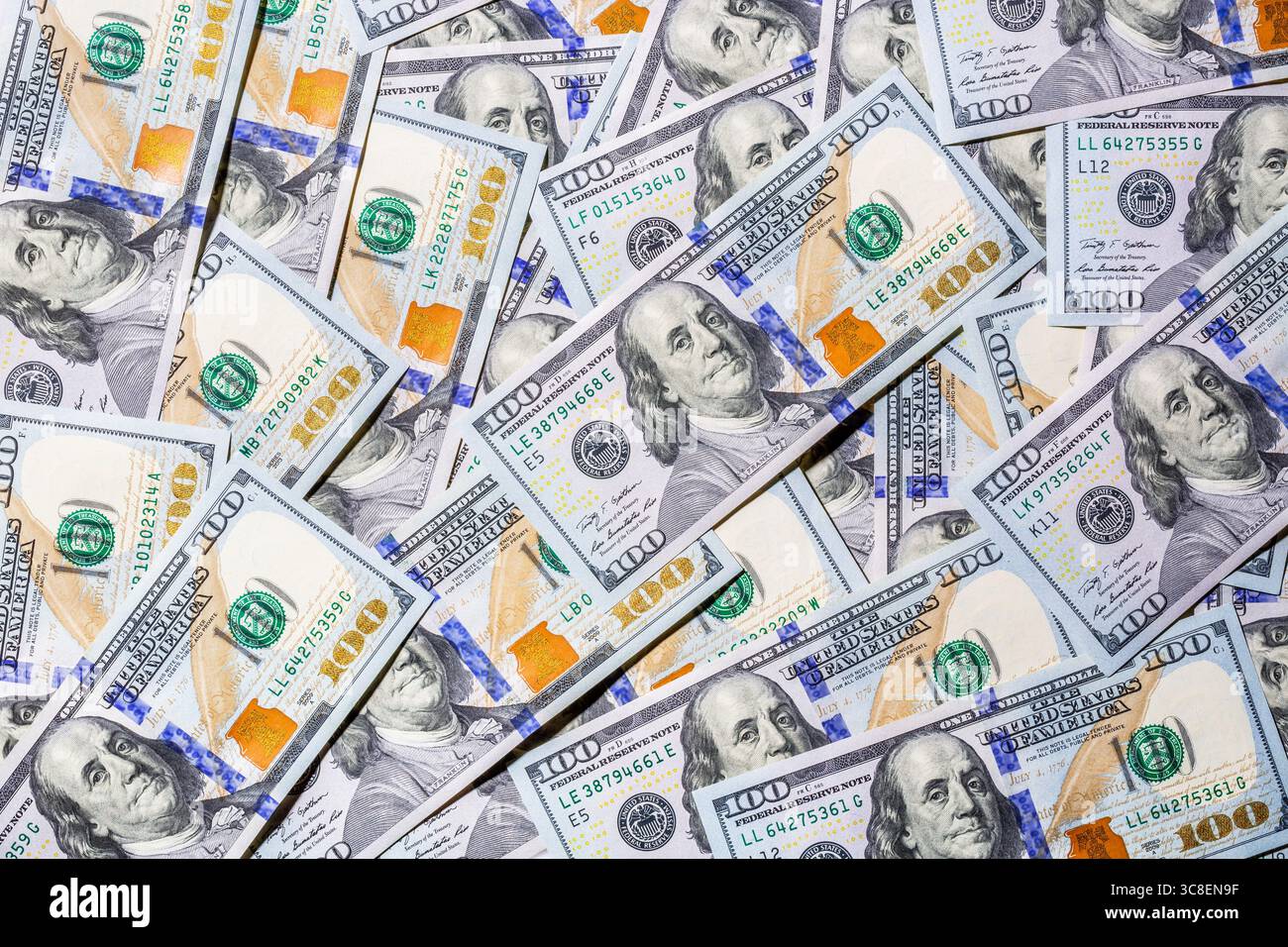 Un mucchio di cento dollari come sfondo finanziario Foto Stock