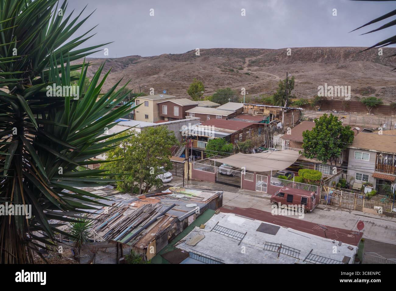 Vista del confine tra Stati Uniti e Messico nella città messicana di Tijuana, evidenziando le sfide dell'immigrazione, la sicurezza dei confini e le difficoltà economiche. Foto Stock