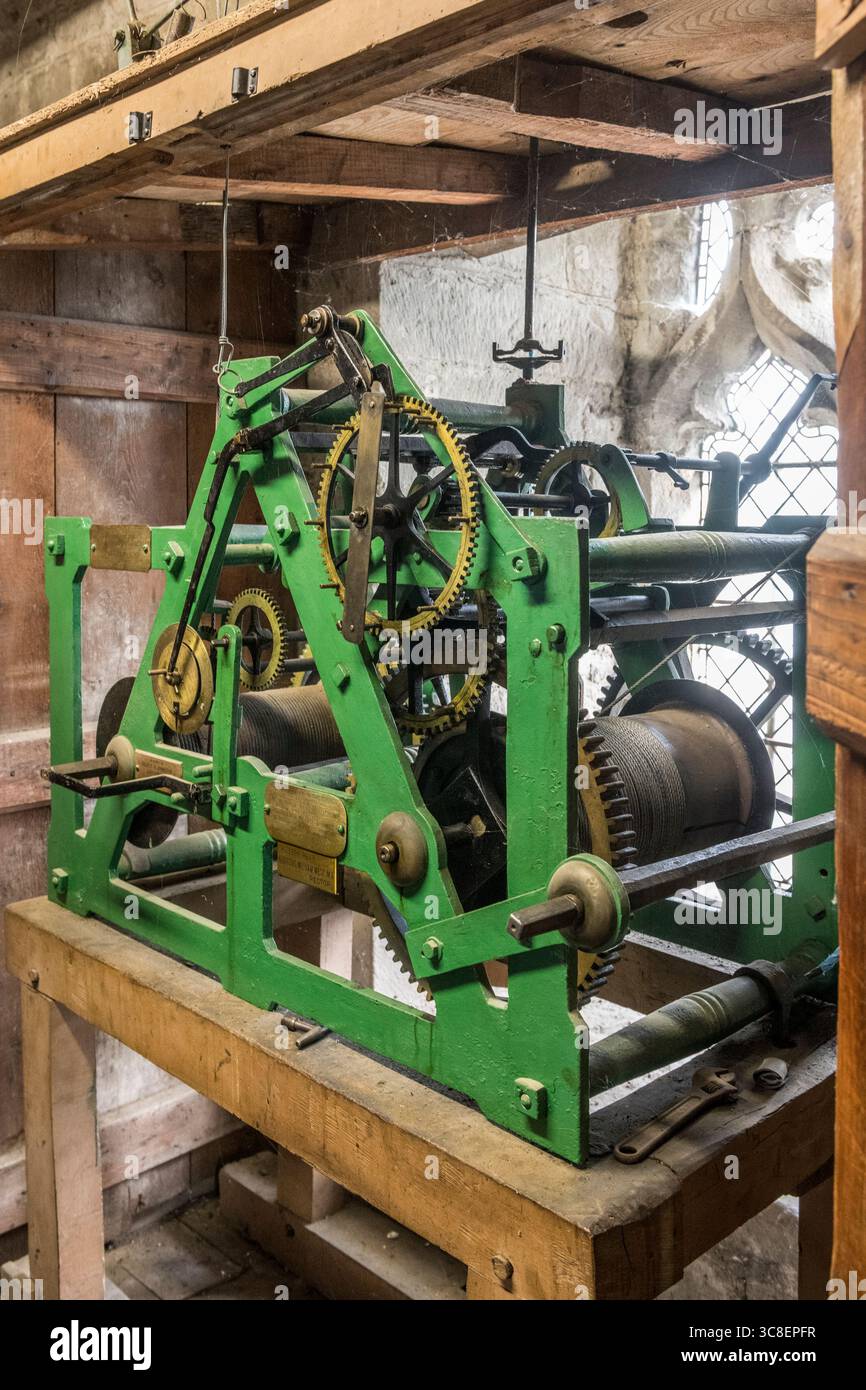 Il meccanismo originale dell'orologio del 1830 nella torre della chiesa di Sant'Andrea, Presteigne, Powys, Regno Unito, ancora in pieno funzionamento e in uso continuo Foto Stock