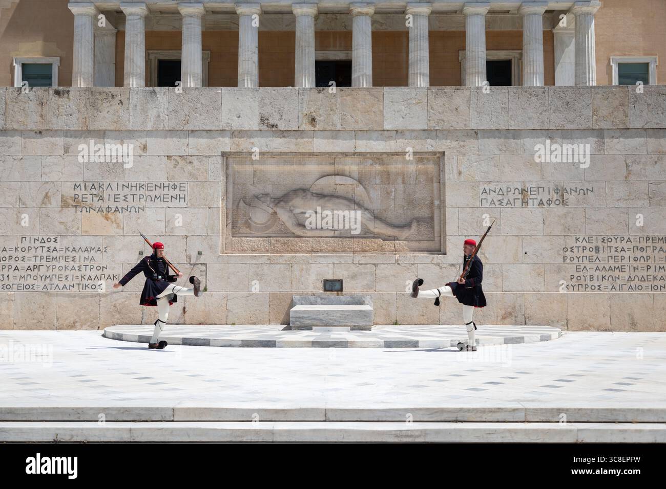 Atene, Grecia - aprile 28 2025: La cerimonia del cambio della guardia presidenziale ad Atene è uno dei militari più iconici e visivamente sorprendenti Foto Stock