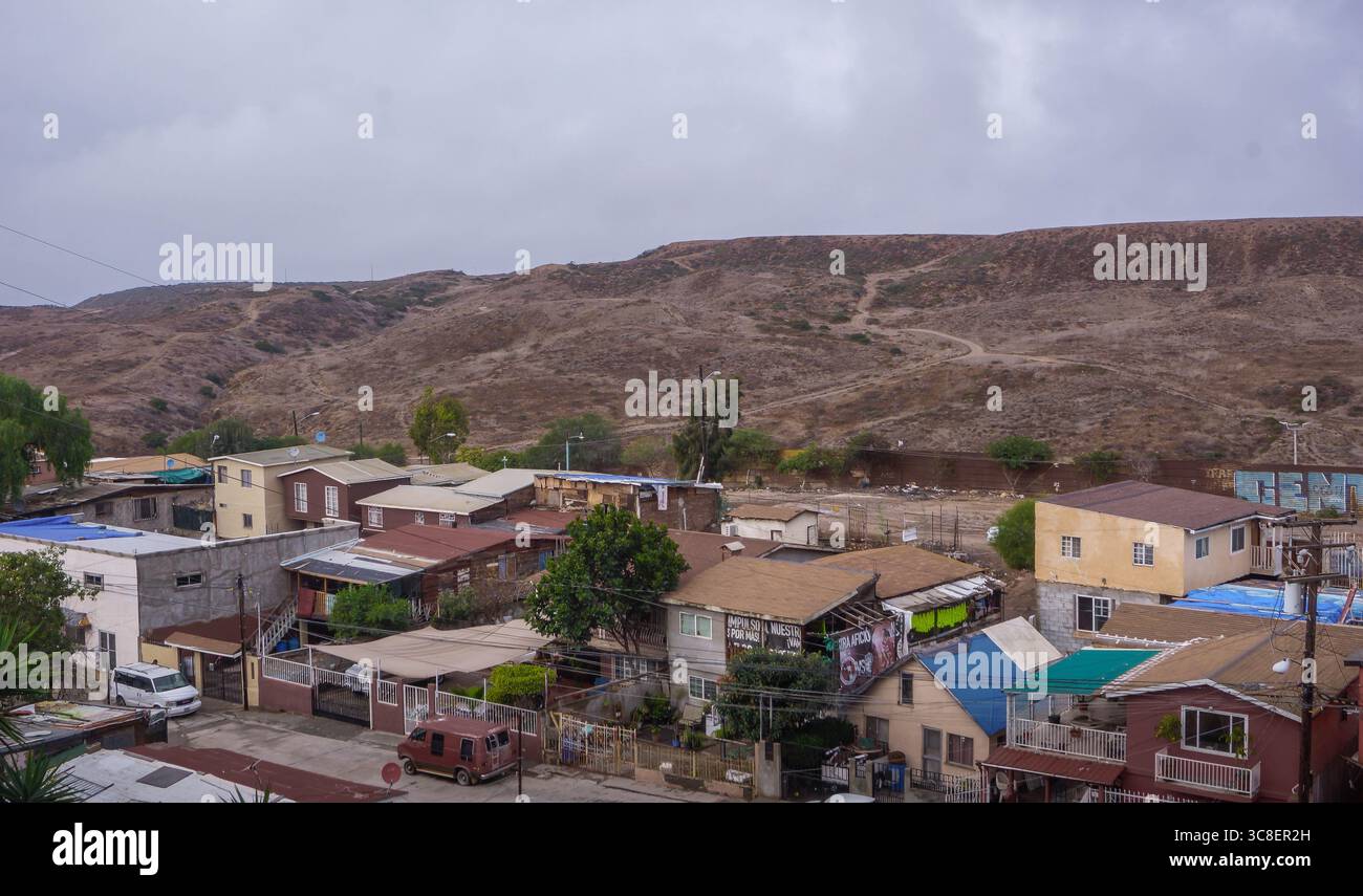 La barriera di confine tra Stati Uniti e Messico è visibile dall'area messicana di Colonia Libertad, Tijuana, nota per il suo crimine e la sua povertà. Foto Stock