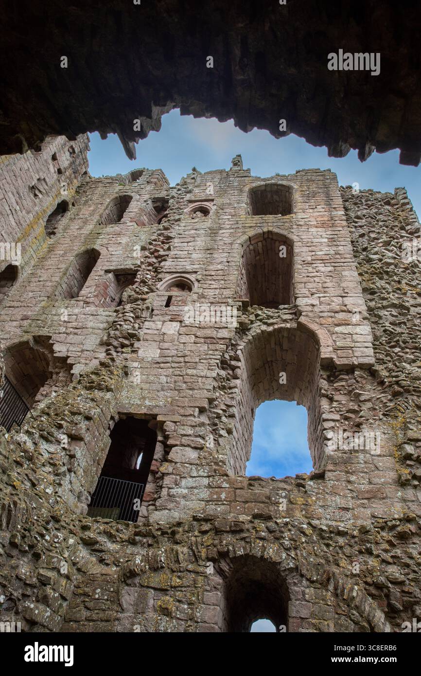 L'interno rovinato del castello di Norham Foto Stock
