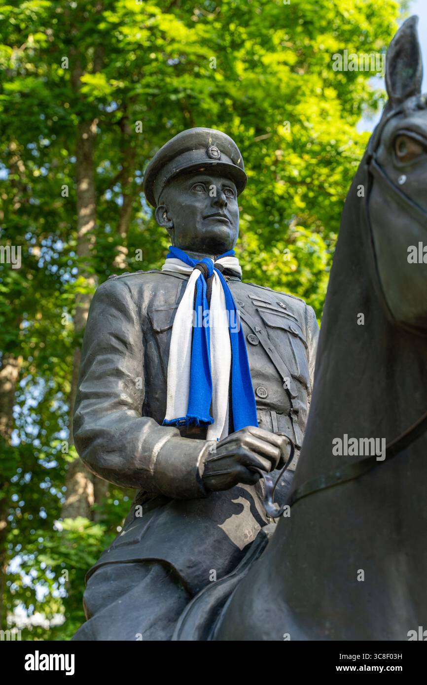 Monumento al generale Johannes Laidoner a Viljandi, Estonia. Statua equestre in bronzo che commemora il leader militare e comandante in capo dell'Estonia Foto Stock