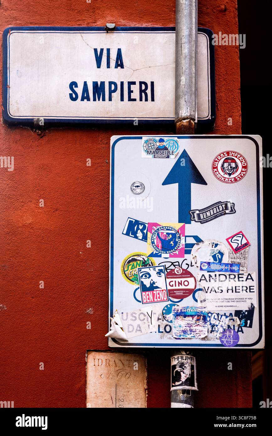 Cartello direzionale con adesivo in via Sampieri, Bologna, Italia Foto Stock