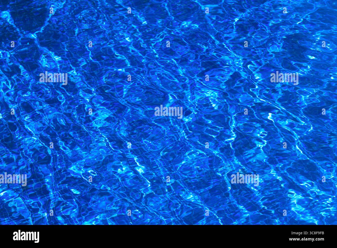 Superficie della piscina azzurra. Schema di sfondo acqua per lo sfondo Foto Stock