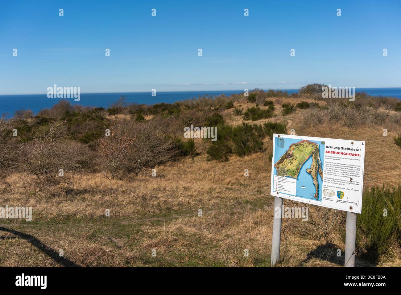 Cartello con la scritta "attenzione: Scogliere! Rischio di collasso!" In tedesco vicino alle scogliere costiere di Hiddensee, Meclemburgo-Vorpommern, Germania del Nord, Europa Foto Stock