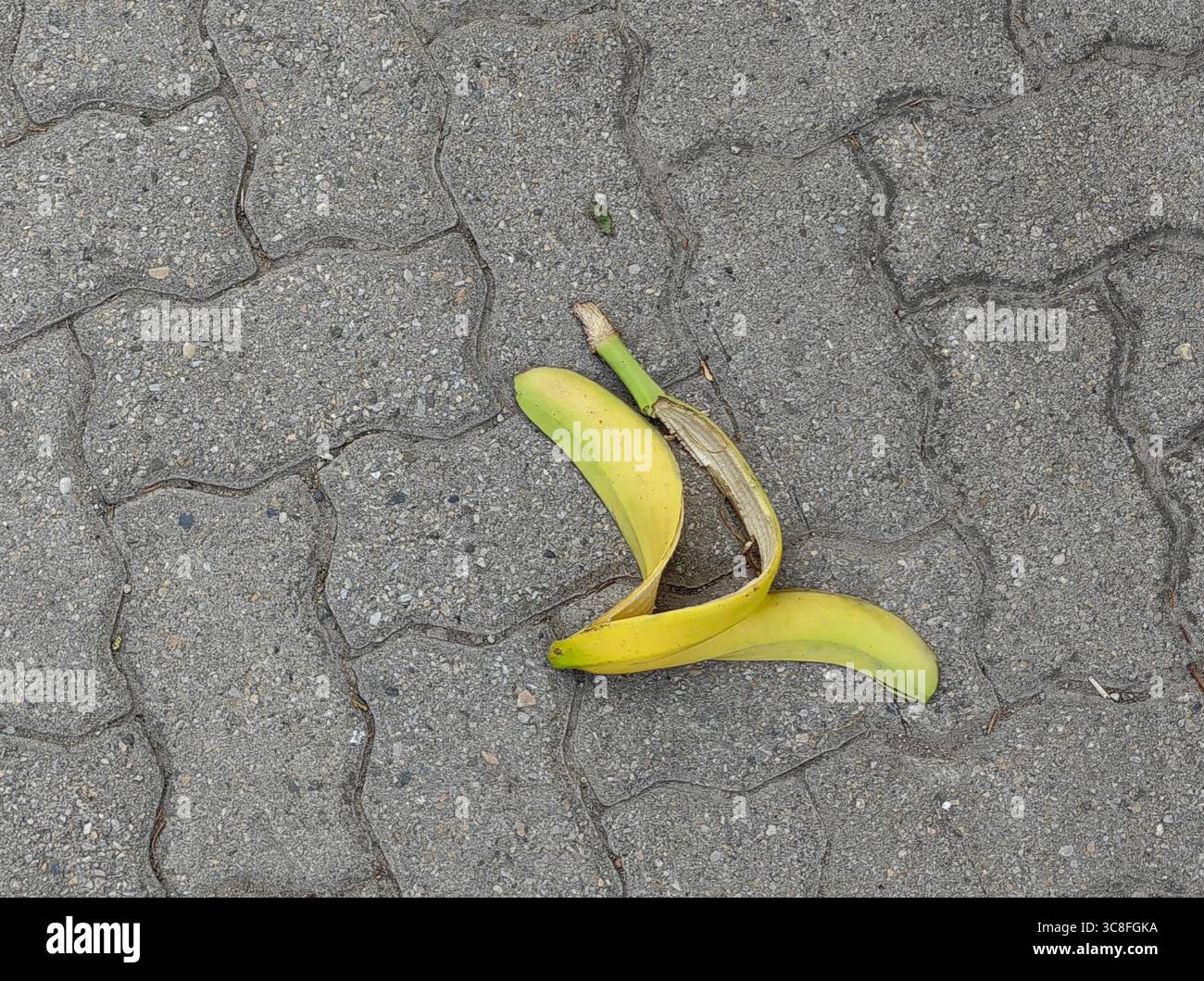 Arma scivolosa: Sbucciare la banana sul pavimento. Foto Stock