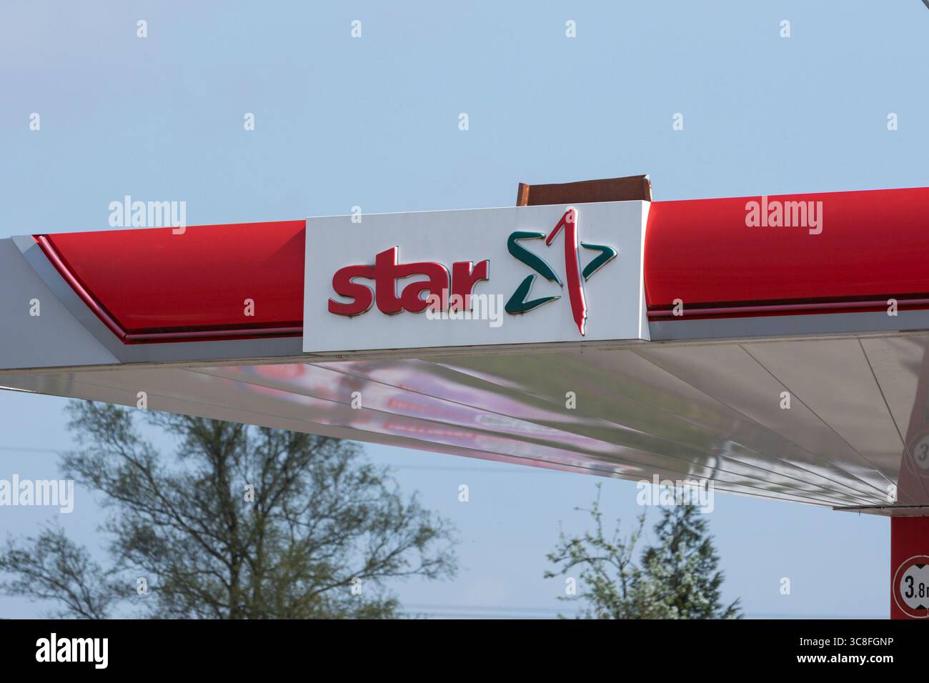 Stade, Germania – 16 aprile 2025: Cartello sul tetto del distributore di benzina STAR. Il marchio appartiene all'azienda polacca ORLEN Foto Stock