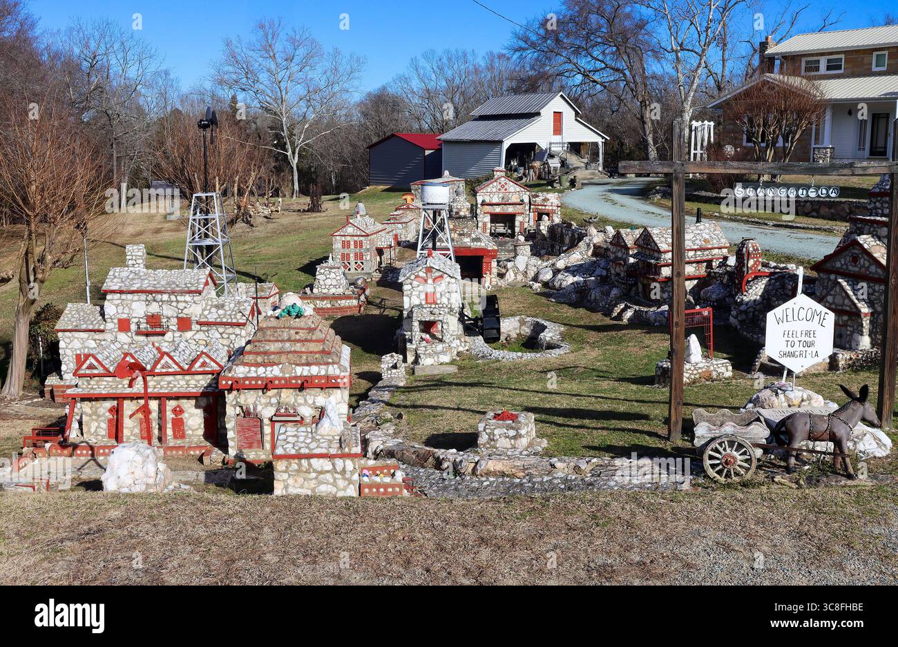 Shangri-la Stone Village a Prospect Hill, North Carolina, è una stravagante città in miniatura costruita dal coltivatore di tabacco in pensione Henry L. Warren nel suo cortile. Foto Stock