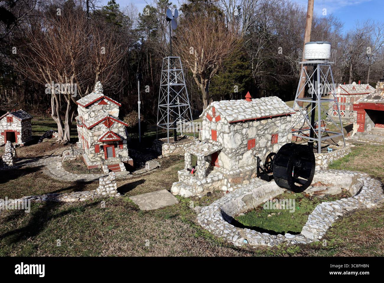 Shangri-la Stone Village a Prospect Hill, North Carolina, è una stravagante città in miniatura costruita dal coltivatore di tabacco in pensione Henry L. Warren nel suo cortile. Foto Stock