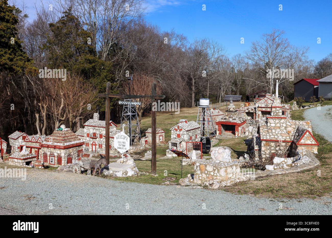 Shangri-la Stone Village a Prospect Hill, North Carolina, è una stravagante città in miniatura costruita dal coltivatore di tabacco in pensione Henry L. Warren nel suo cortile. Foto Stock